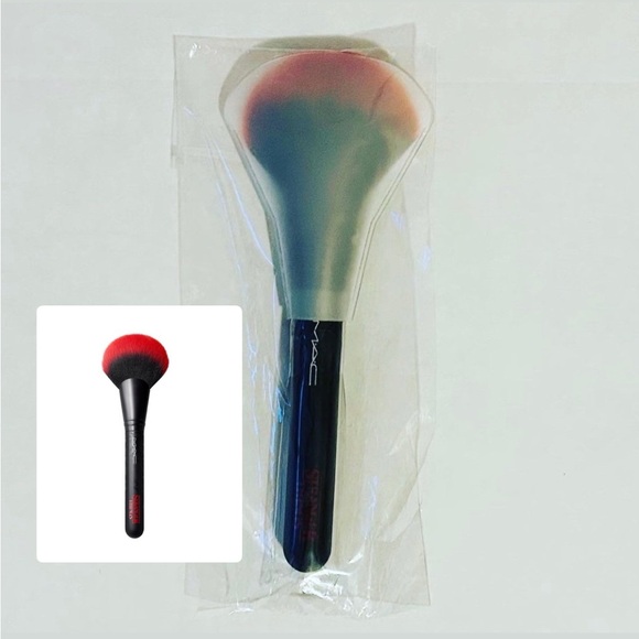 MAC Stranger Things Powder Face Brush - Picture 1 of 5